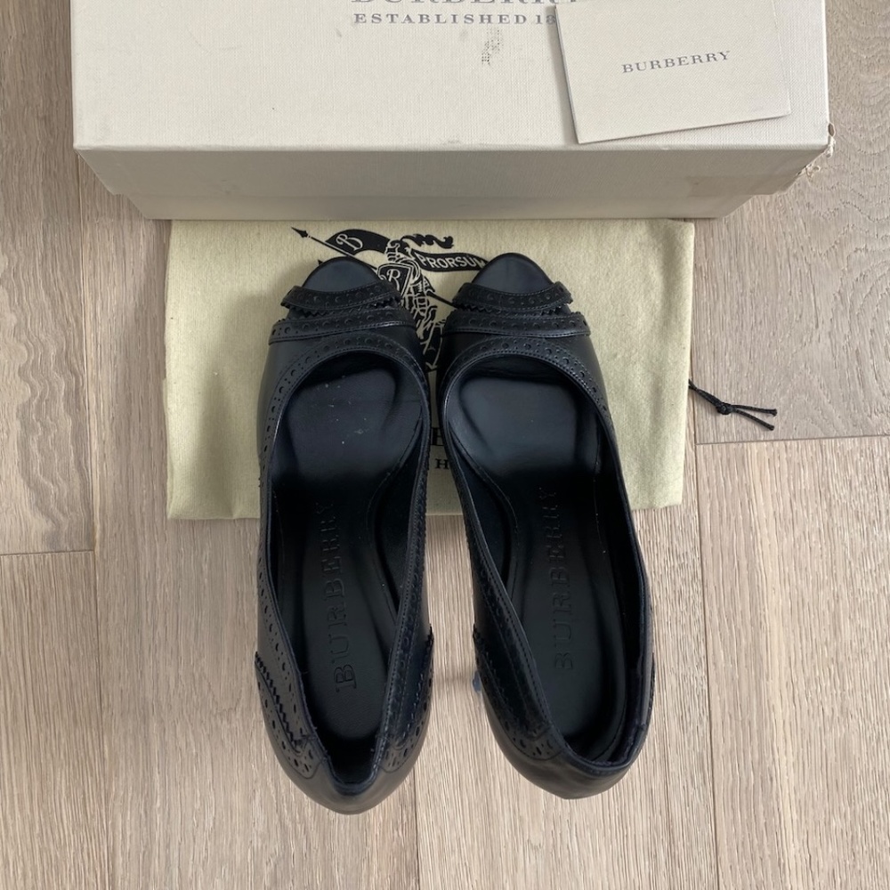 Burberry Black Leather Brogue Peep Toe Pumps - Size 40 EU - Retail $475 - Picture 3 of 8